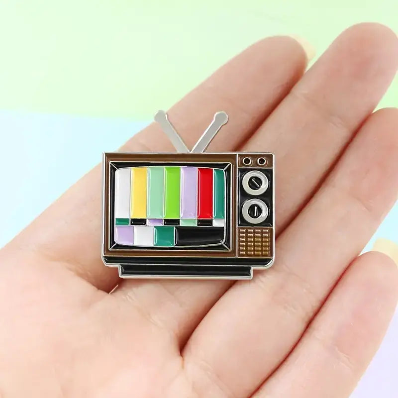 Magnifique Hearts - Retro TV Pin Cartoon Brooch Enamel
