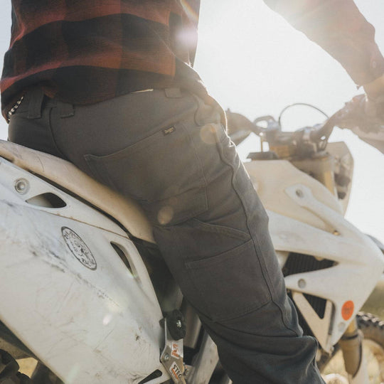 Bison Canvas Pant Darkwood lifestyle