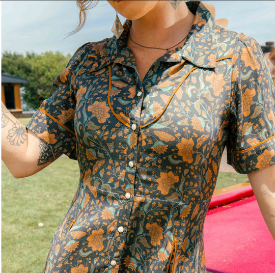 La Dahlia Dress in Copper Floral – buttons