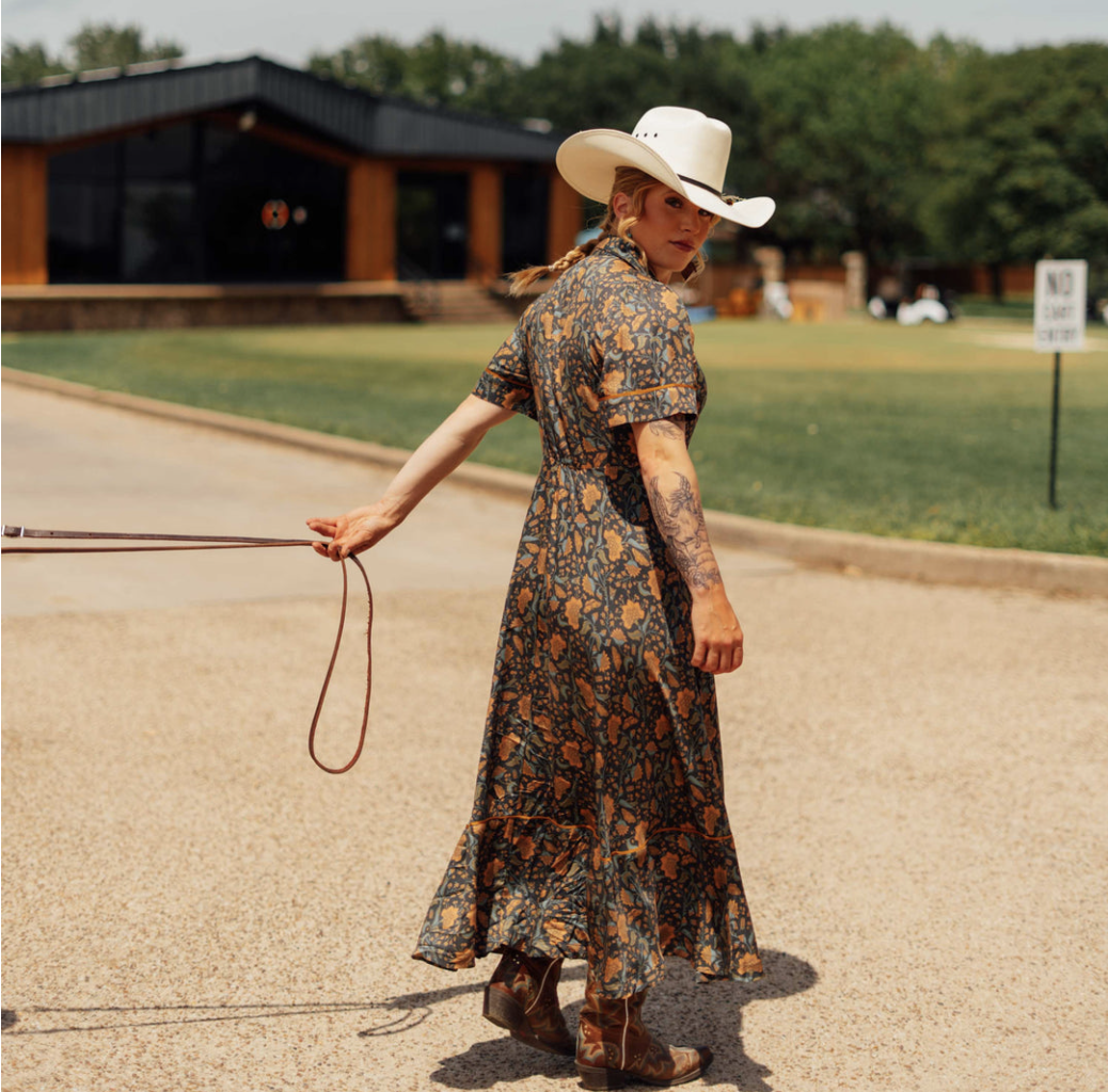 La Dahlia Dress in Copper Floral – lifestyle-back